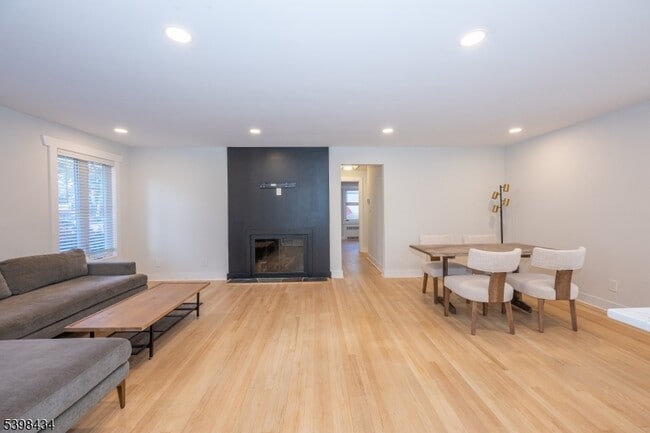 Building Photo - 7 Oak Tree Ln