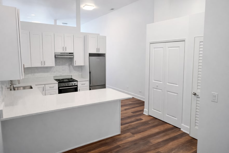 Building Photo - 1533 N Western Ave