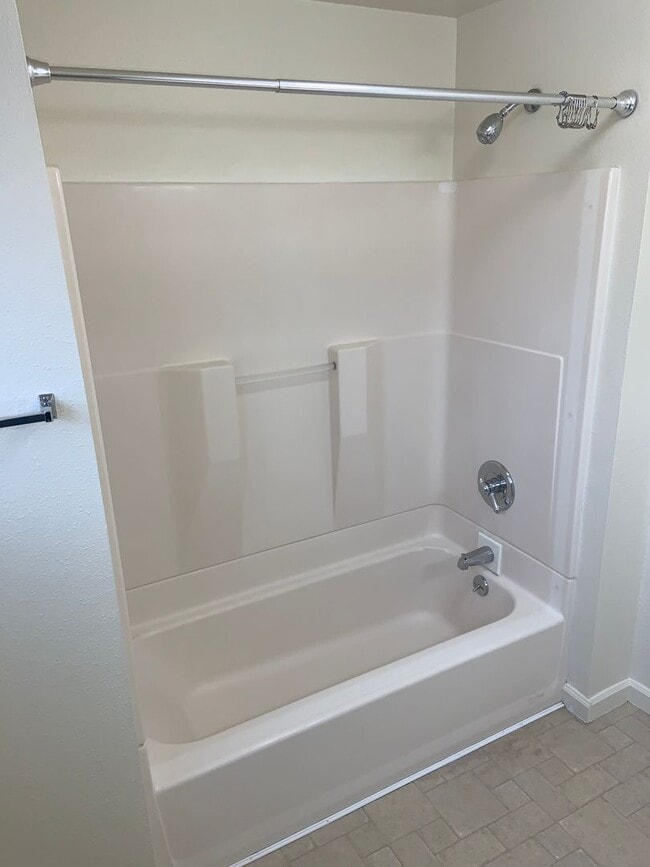 Building Photo - Freshly Updated 2 Bed w/ Granite + W/S/G Included – Available Early May!