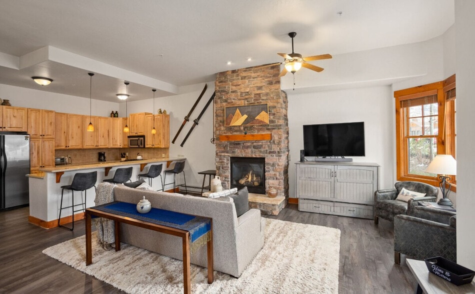Building Photo - 465 Anglers Dr