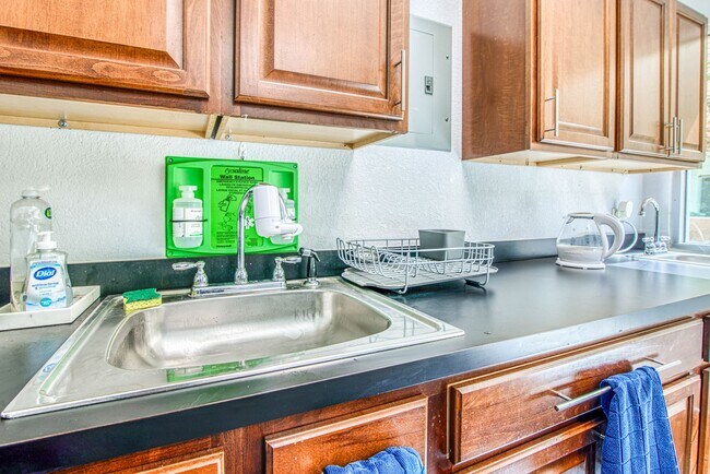 Building Photo - Move-in ready professional office space fo...