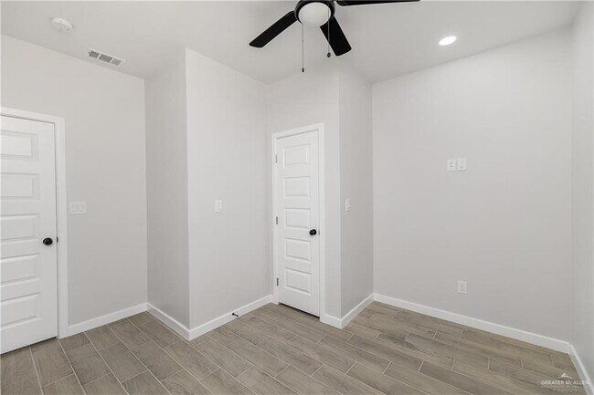 Building Photo - 11 Sugar Gdn Dr