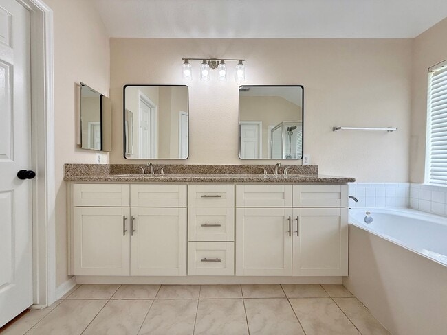 Building Photo - Gorgeous One Story Home in Sugar Land, TX