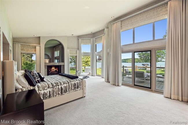 Building Photo - 3333 W Shore Dr