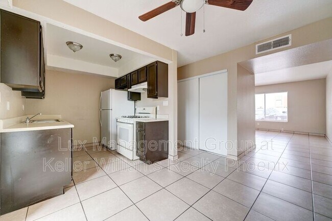 Building Photo - 3840 N 43rd Ave