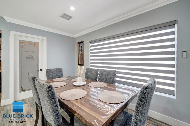 Building Photo - 5839 Vanalden Ave