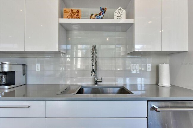 Building Photo - 302 SE Broadway St