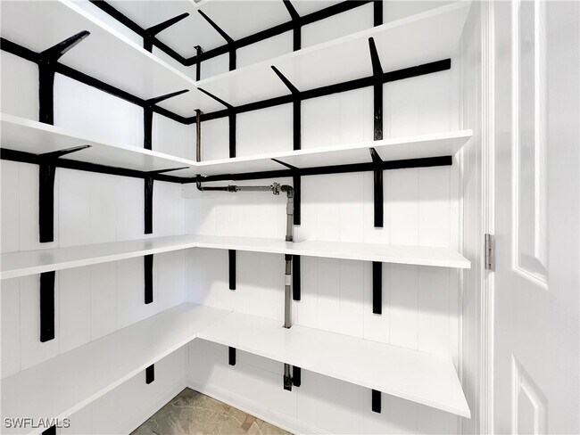 Building Photo - 2210 Parkview Dr