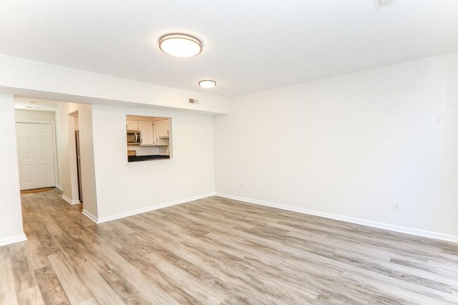 Building Photo - WILLIAMSBURG 2 Bedroom 1.5 Bath Townhome