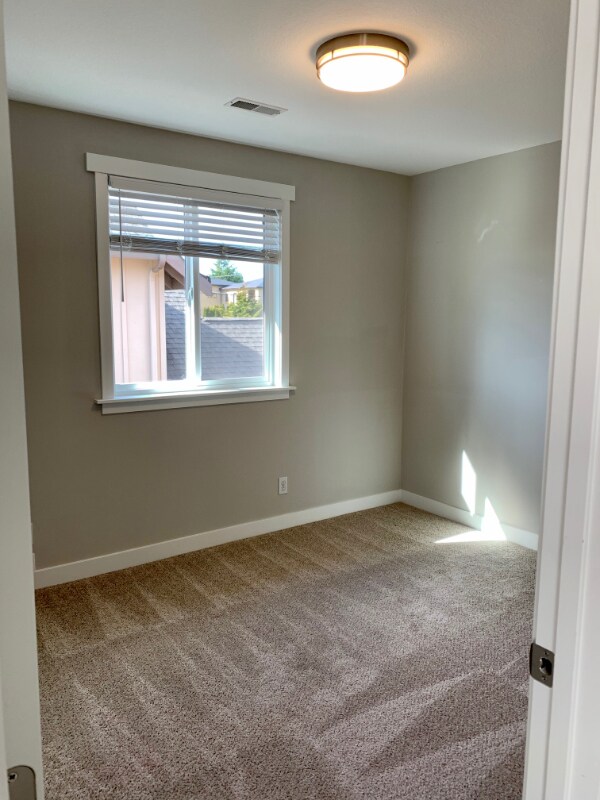 Building Photo - 317 11th Ave W
