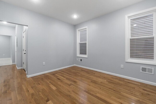 Building Photo - 170 W 10th St