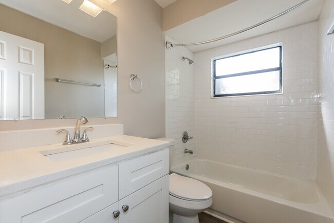 Building Photo - 813 Regal Palm Ct