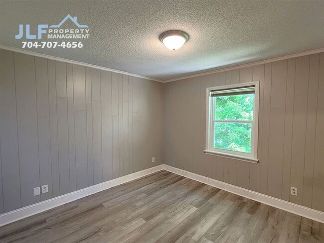 Building Photo - Spacious 3 Bed/2.5 Bath Duplex With Basement.