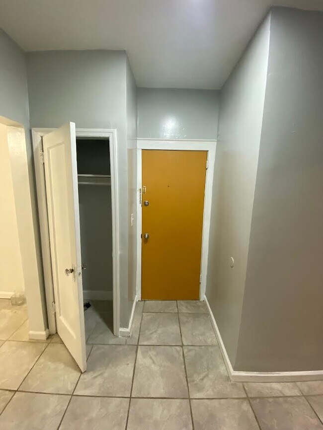 Building Photo - 425 Leslie St