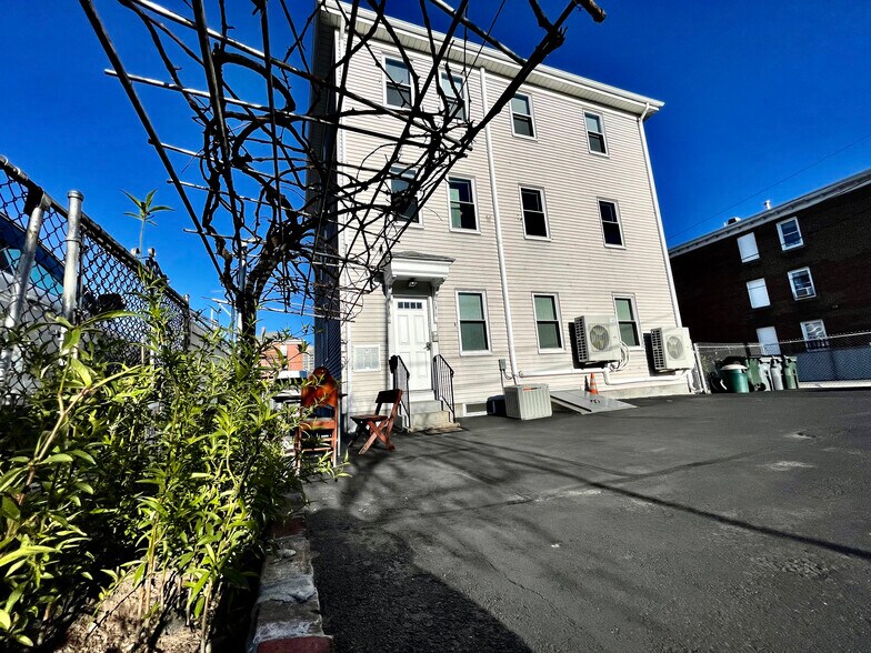 Primary Photo - 18 Messenger St