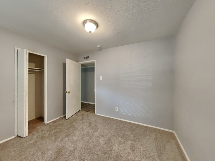 Building Photo - 2706 Santa Anna Dr