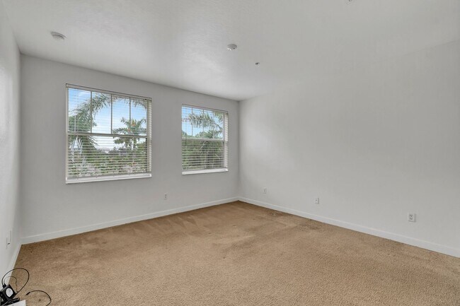 Building Photo - 4 BEDROOMS 3.5 BATHROOMS!! GATED COMMUNITY