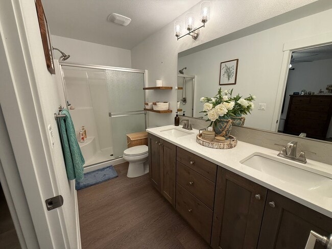 Building Photo - Beautiful 3 Bed/2.5 Bath Townhome - NE Bend