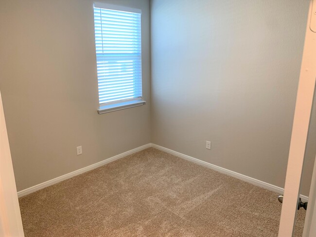 Building Photo - 141 Frostweed Dr