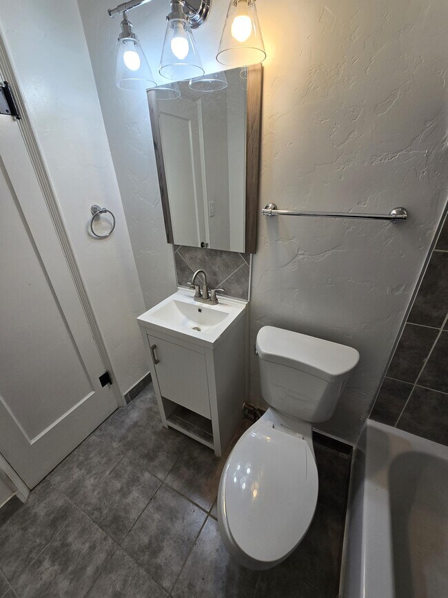 Building Photo - 818 S Arizona Ave