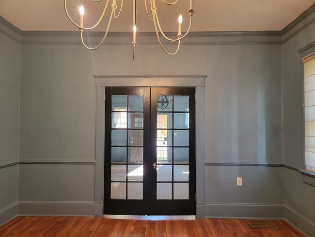 Building Photo - 10ft Ceilings - Chandeliers - Linen Gold S...
