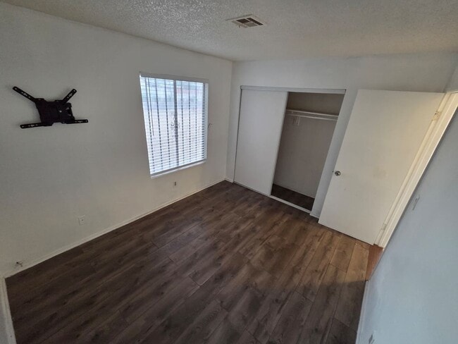 Building Photo - Spacious 2-Bedroom Apartment Near Downtown...