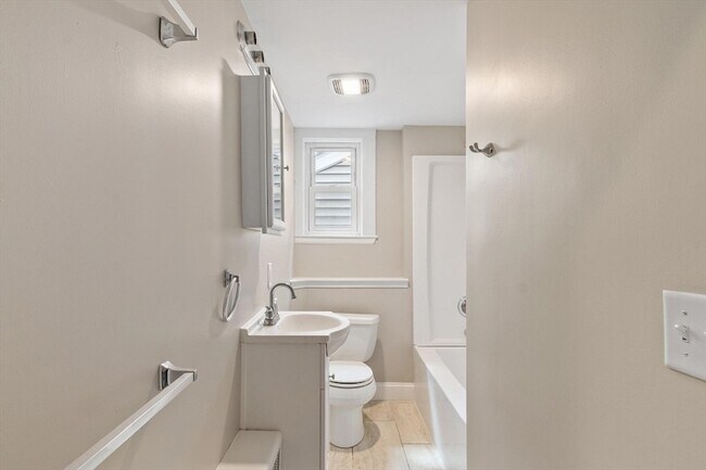 Building Photo - 20 School St