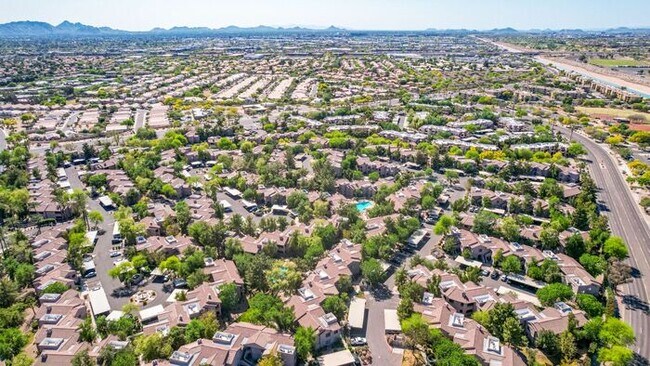 Building Photo - 2-bedroom 2 bath condo in Gated Community ...