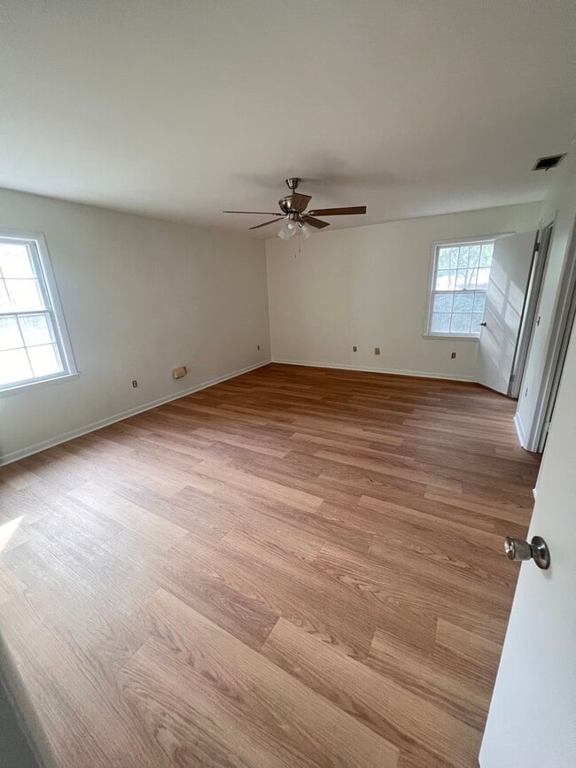 Building Photo - 115 Simmons Rd