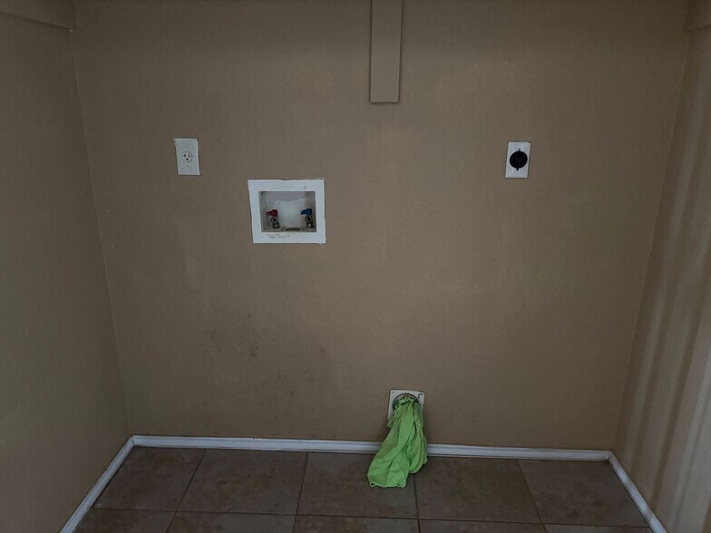 Building Photo - 3203 Toledo Dr