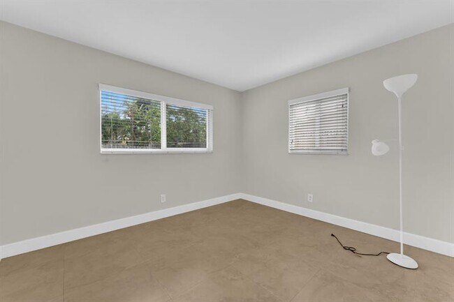 Building Photo - 4450 NE 18th Ave
