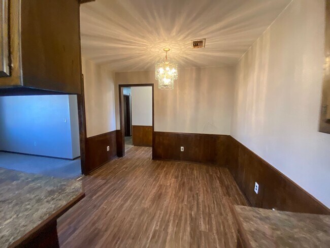 Building Photo - Charming 3 bedroom 1.5 bath