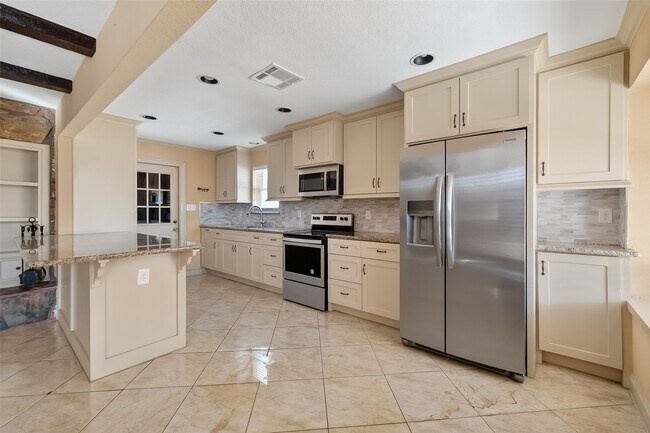 Building Photo - 6231 S Briar Knoll Dr