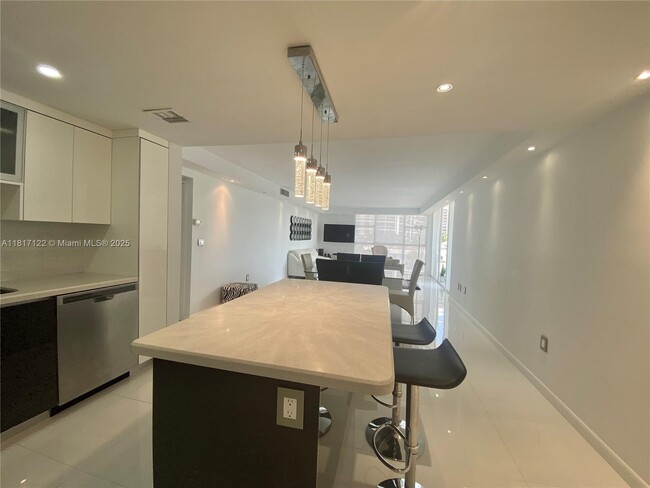 Building Photo - 3731 N Country Club Dr