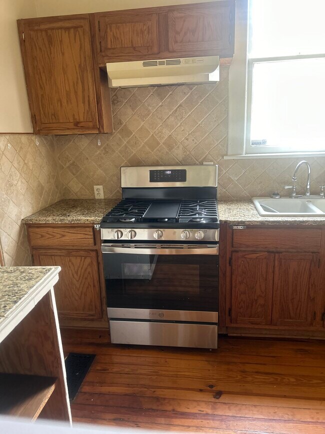 Kitchen - 735 Roseneath Ave