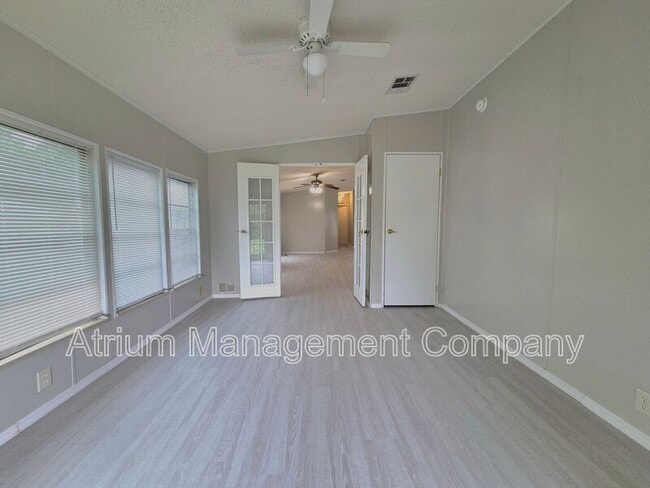 Building Photo - 2249 Golfview St