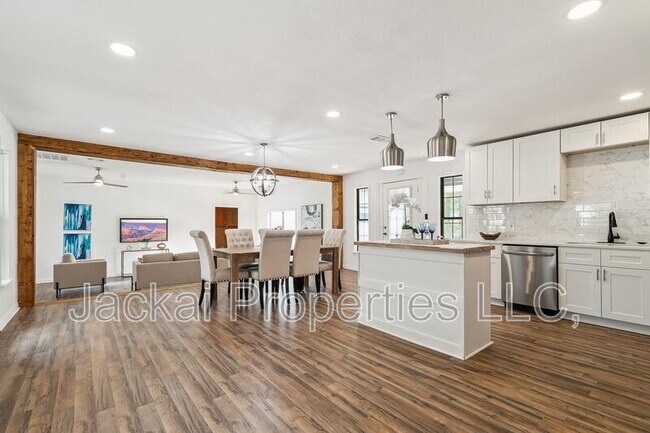 Building Photo - 2038 Avon Dr