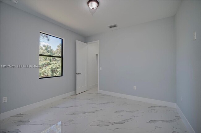 Building Photo - 872 Spaulding St E