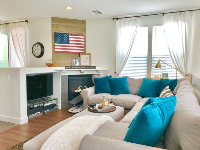 Building Photo - Beautifully Upgraded & Appointed End Condo...