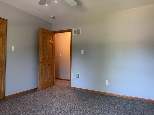 Building Photo - 36420 N Tamarack Dr