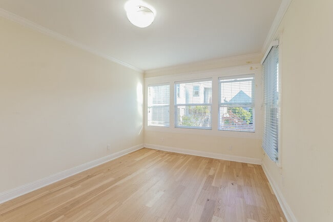 Building Photo - 614 7th Ave