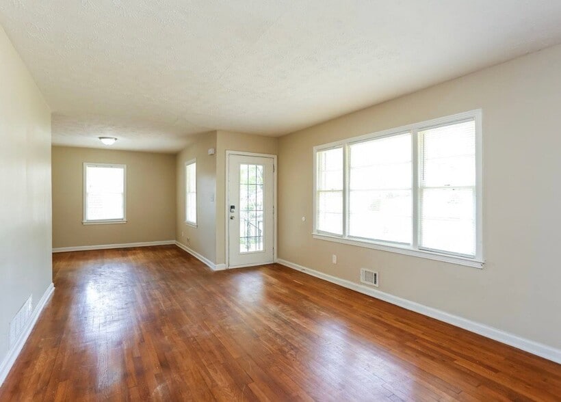 Building Photo - 2121 Cherry Ln