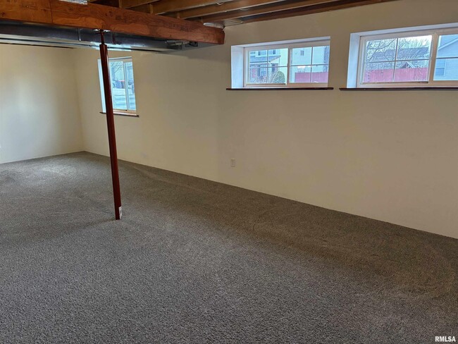 Building Photo - 2116 W Geneva Rd