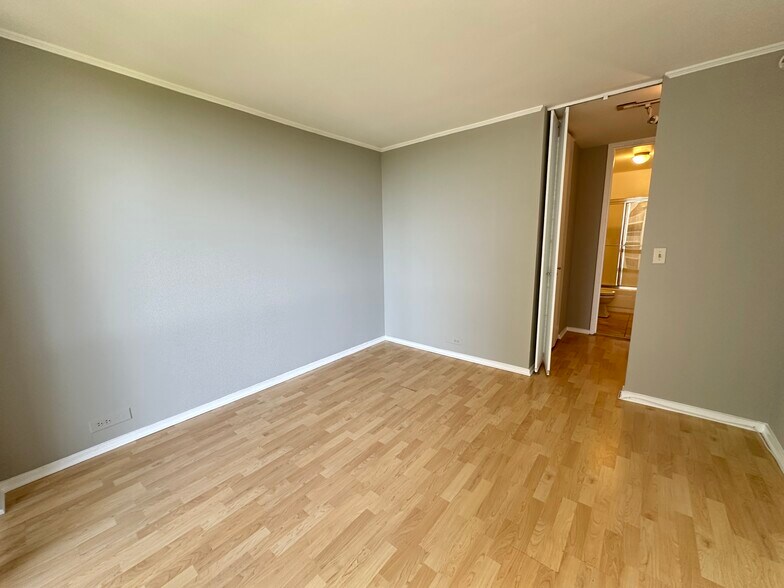 Building Photo - 2650 N Lakeview Ave