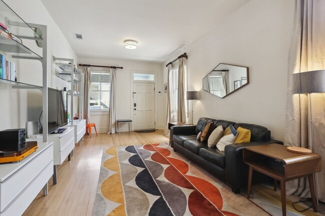 Building Photo - Fabulous Single Fam Uptown Home 3BD/2BA with great yard.