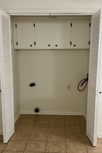 Building Photo - 305 Halcott Dr