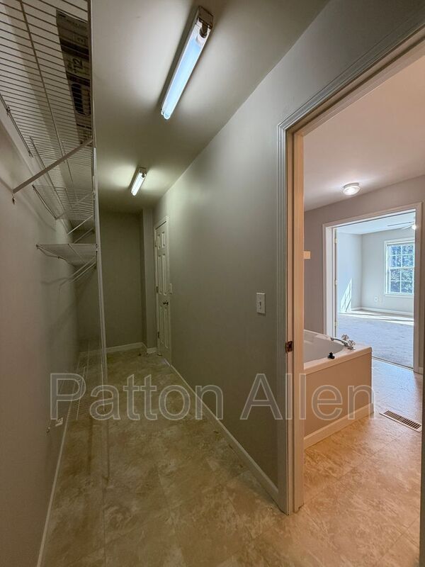 Building Photo - 18 Meadowview Terrace
