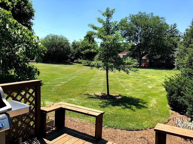 Building Photo - GREAT ANN ARBOR LOCATION – 2-BEDROOM END UNIT!