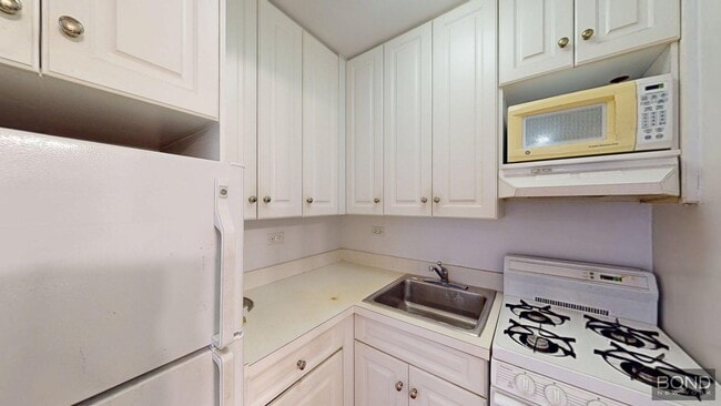 Building Photo - 333 E 84th St