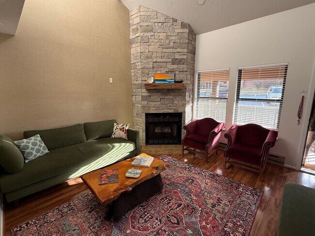 Building Photo - Beautiful condo with walk out entry and 2 parking stalls